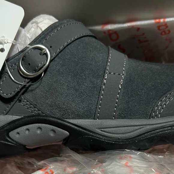 🌹HOST PICK. 🌹New Easy Spirit Slip-On Shoes - Picture 10 of 10